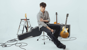Emanuel, desarrolla su carrera solista para hacerse un lugar entre los artistas argentinos.