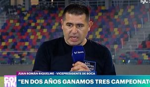 Juan Román Riquelme usando la remera durante los festejos del título.