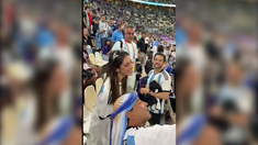 Video: Tini Stoessel se robó todas las miradas mientras alentaba a la Selección en Qatar Video: Tini Stoessel se robó todas las miradas mientras alentaba a la Selección en Qatar