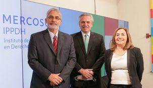 Alberto Fernández junto Remo Carlotto en la ex ESMA