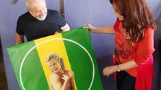 Cristina le regaló a Lula un cuadro con la figura de Eva Perón y los colores de la bandera brasileña. Cristina le regaló a Lula un cuadro con la figura de Eva Perón y los colores de la bandera brasileña.