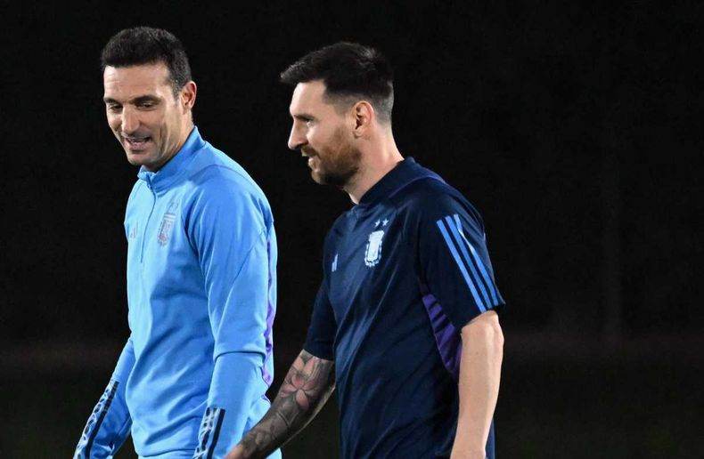 Scaloni y Messi durante la práctica de este viernes.