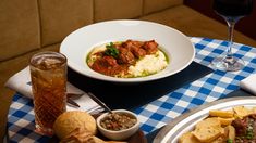 La carta mantiene el foco en platos abundantes, clásicos de bodegón y una cocina de impronta italiana.&nbsp;