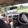 Un joven chocó con un patrullero mientras mostraba su auto autónomo.
