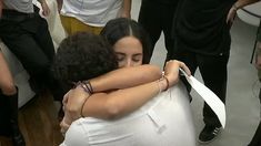 Nicolás le dijo te amo a Lucía cuando la despidió. Te espero afuera, repondió ella Nicolás le dijo te amo a Lucía cuando la despidió. Te espero afuera, repondió ella