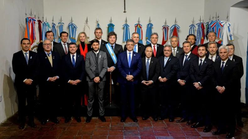 Una foto que no se puedo repetir: Milei junto a gobernadores en la vigilia del 9 de julio en 2024. 