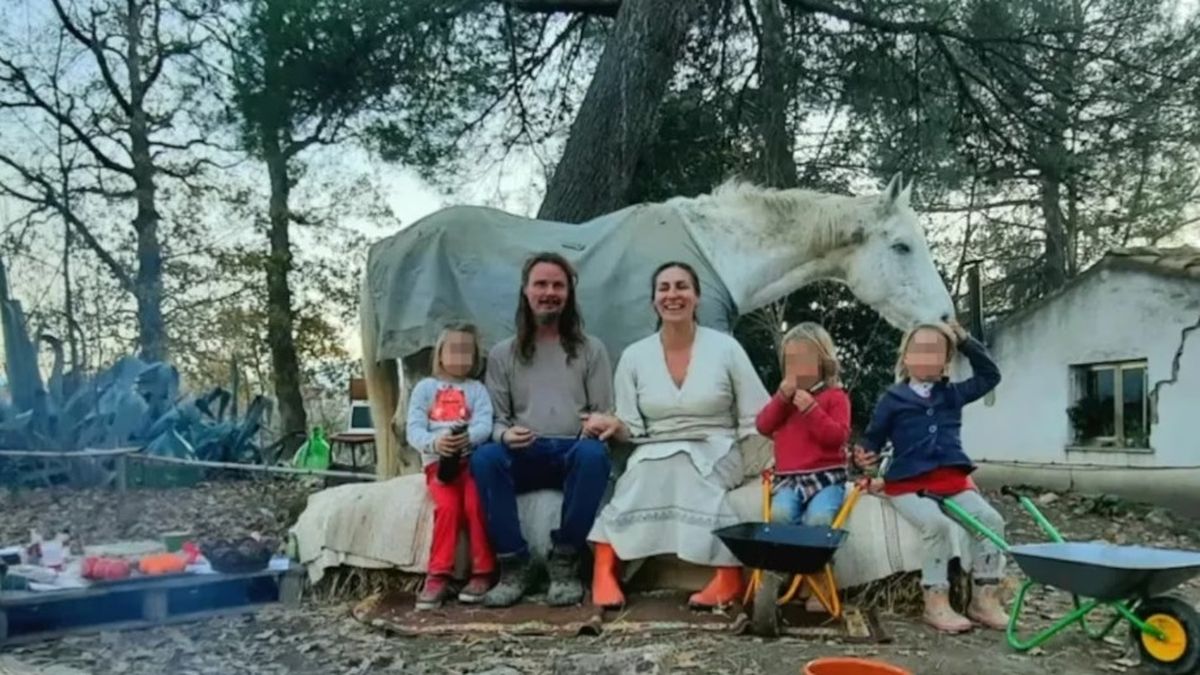 Vivían en el bosque sin agua corriente ni electricidad y la Justicia les quitó la custodia de sus hijos