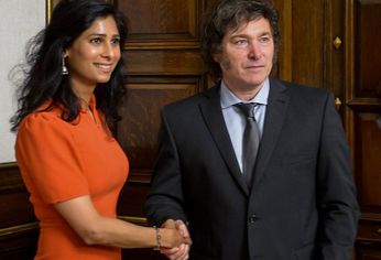 Gota Gopinath junto a Javier Milei.