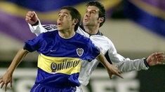 Riquelme y Figo disputando una pelota en la final Intercontinental del año 2000. Riquelme y Figo disputando una pelota en la final Intercontinental del año 2000.
