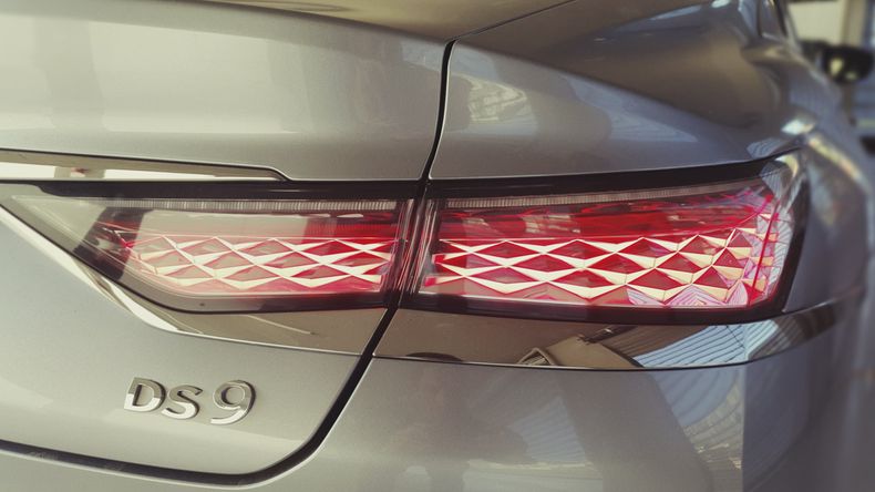 El rombo aparece en los faros traseros Full Led.