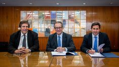 Miguel Pesce -en el centro- encabezó la firma del convenio. Miguel Pesce -en el centro- encabezó la firma del convenio.