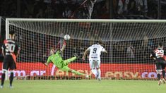 César Peralta se puso de espalda en la definición del penal y por los gritos pensó que su compañero convirtió y empezó a festejar eufóricamnte César Peralta se puso de espalda en la definición del penal y por los gritos pensó que su compañero convirtió y empezó a festejar eufóricamnte