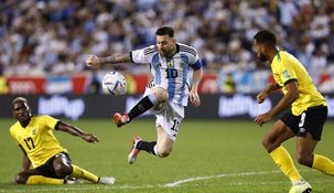 Messi entró y metió dos golazos.