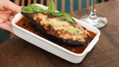 Vale la pena probar la berenjena a la parmigiana. Vale la pena probar la berenjena a la parmigiana.