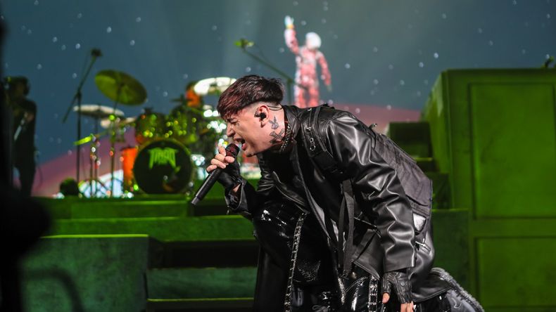 Tiago PZK inició su gira mundial a estadio lleno y con invitados de lujo