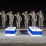 Los dos cuerpos entregador por Hamas, en ataúdes envueltos con la bandera de Israel. Los dos cuerpos entregador por Hamas, en ataúdes envueltos con la bandera de Israel.