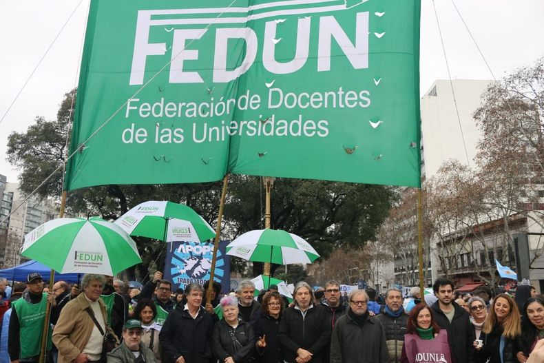 La Federación de Docentes de las Universidades reclamando que el Gobierno cumpla con la Ley de Financiamiento Universitario.