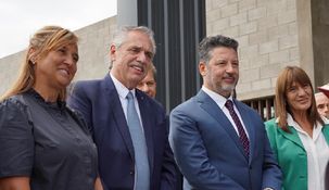Alberto Fernández: Estamos poniendo de pie y mejorando el sistema de salud de Argentina. Alberto Fernández: Estamos poniendo de pie y mejorando el sistema de salud de Argentina.