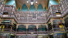El Real Gabinete Portugues Da Leitura se ubica en el histórico barrio Centro, donde visitantes pueden explorar una joya arquitectónica y literaria de Brasil.