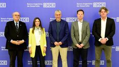 De Mendiguren, Pitiot, Ferraresi, De Miguel y Scioli participaron de la firma del contrato.&nbsp;