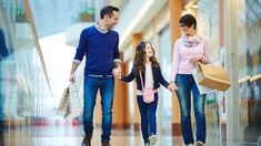 Este centro comercial tiene opciones para toda la familia. Este centro comercial tiene opciones para toda la familia.