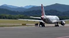 Un hombre fue succionado por el motor de un avión en Italia y murió. Un hombre fue succionado por el motor de un avión en Italia y murió.