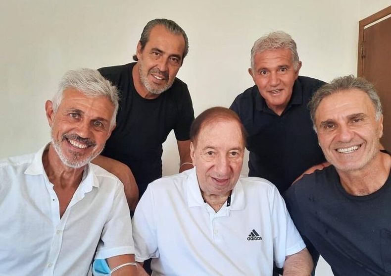 Los campeones junto a Bilardo.