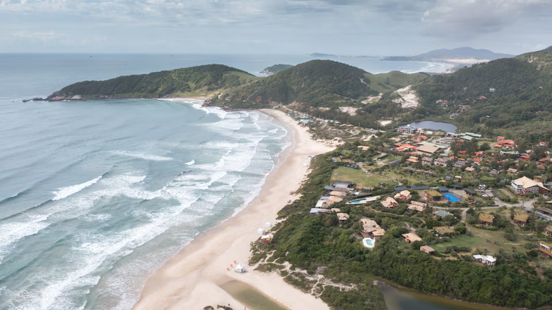Sus extensos arenales son ideales para el surf, mientras que los senderos de los morros ofrecen miradores con vistas panorámicas.