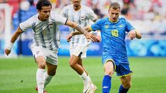 Ibrahim Bayesh disputa la pelota con Maksym Braharu. Ibrahim Bayesh disputa la pelota con Maksym Braharu.