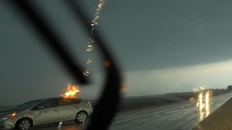 Momento exacto en que rayo cayó sobre un auto en la autopista en plena tormenta. 