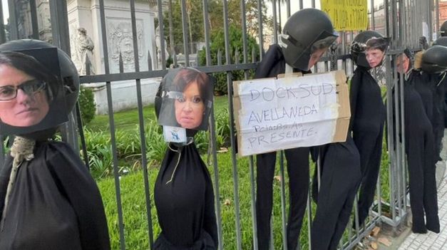 Una imagen repudiable en plena Plaza de Mayo.