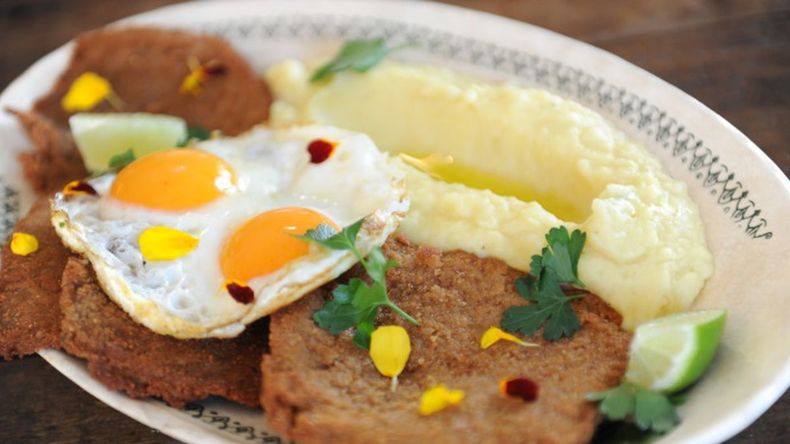 Ubicado en el barrio de Parque Avellaneda, este establecimiento conserva la esencia de los antiguos almacenes de ramos generales, con una decoración vintage que evoca épocas pasadas. 
