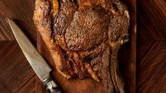 También conocido como asado a la cruz, esta técnica consiste en colocar la pieza de carne —por lo general un costillar entero, una vaquillona o un cordero— en una estructura metálica en forma de cruz, que se clava en el suelo e inclina hacia el fuego.