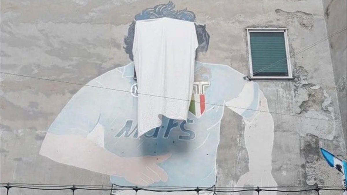 El famoso mural de Diego Maradona en Nápoles amaneció con la cara tapada: el motivo