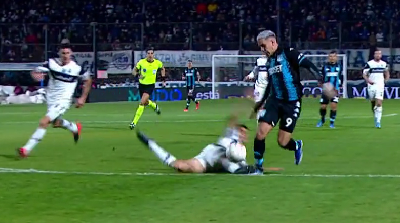 La jugada de la polémica en Racing-Gimnasia.