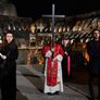 León XIV carga la Cruz en el Coliseo, un gesto que interpela a la humanidad. León XIV carga la Cruz en el Coliseo, un gesto que interpela a la humanidad.