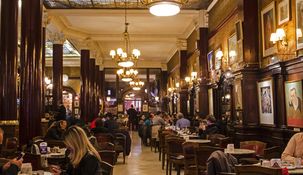 El café Tortoni, fundado en 1858, es el más antiguo de la ciudad aún en funcionamiento.