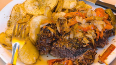 La carne al horno con papas españolas es el plato estrella, resaltando la rica herencia culinaria argentina. La carne al horno con papas españolas es el plato estrella, resaltando la rica herencia culinaria argentina.