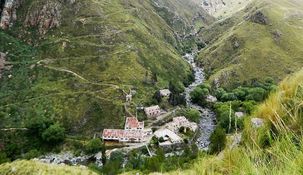 Turismo de aventura entre ruinas mineras en plena montaña.
