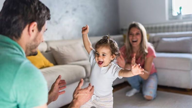 La documentación puede ser presentada por la madre, el padre o un tutor legal del niño.  