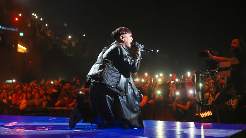 Tiago PZK inició su gira mundial a estadio lleno y con invitados de lujo