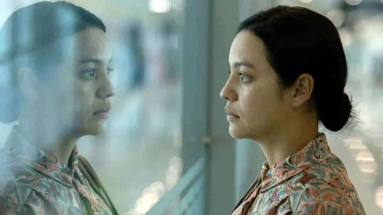 El film combina el drama humano con elementos de suspenso y thriller psicológico, y se destaca por su atmósfera opresiva y su mirada sobre la crisis social