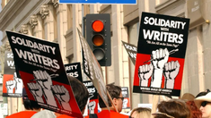 Más de 11.000 integrantes del Sindicato de Guionistas de EEUU se declararon en estado de emergencia. Más de 11.000 integrantes del Sindicato de Guionistas de EEUU se declararon en estado de emergencia.