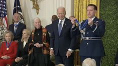 Biden le entregó el mayor honor para un civil en EEUU a personalidades como Magic Johnson y Denzel Washington. Biden le entregó el mayor honor para un civil en EEUU a personalidades como Magic Johnson y Denzel Washington.