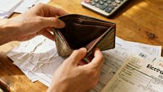 Más del 50% de los argentinos no cubre sus gastos mensuales con el sueldo. Más del 50% de los argentinos no cubre sus gastos mensuales con el sueldo.
