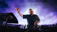El Cura DJ brindará una misa electrónica masiva. El Cura DJ brindará una misa electrónica masiva.