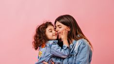 Los titulares de AUH recibirán junto con la prestación la Tarjeta Alimentar. Los titulares de AUH recibirán junto con la prestación la Tarjeta Alimentar.