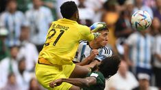 Tremendo rodillazo del arquero de Arabia Saudita a un compañero que terminó saliendo en camilla Tremendo rodillazo del arquero de Arabia Saudita a un compañero que terminó saliendo en camilla