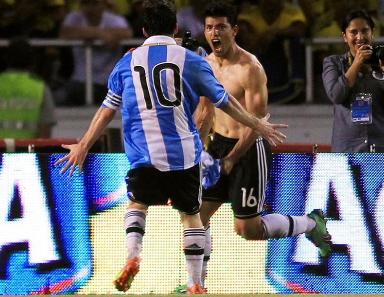 Messi y Agüero festejan la victoria en Barranquilla.