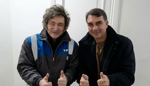 Javier Milei junto a Flavio Bolsonaro, hijo de Jair y candidato a presidente de Brasil.
